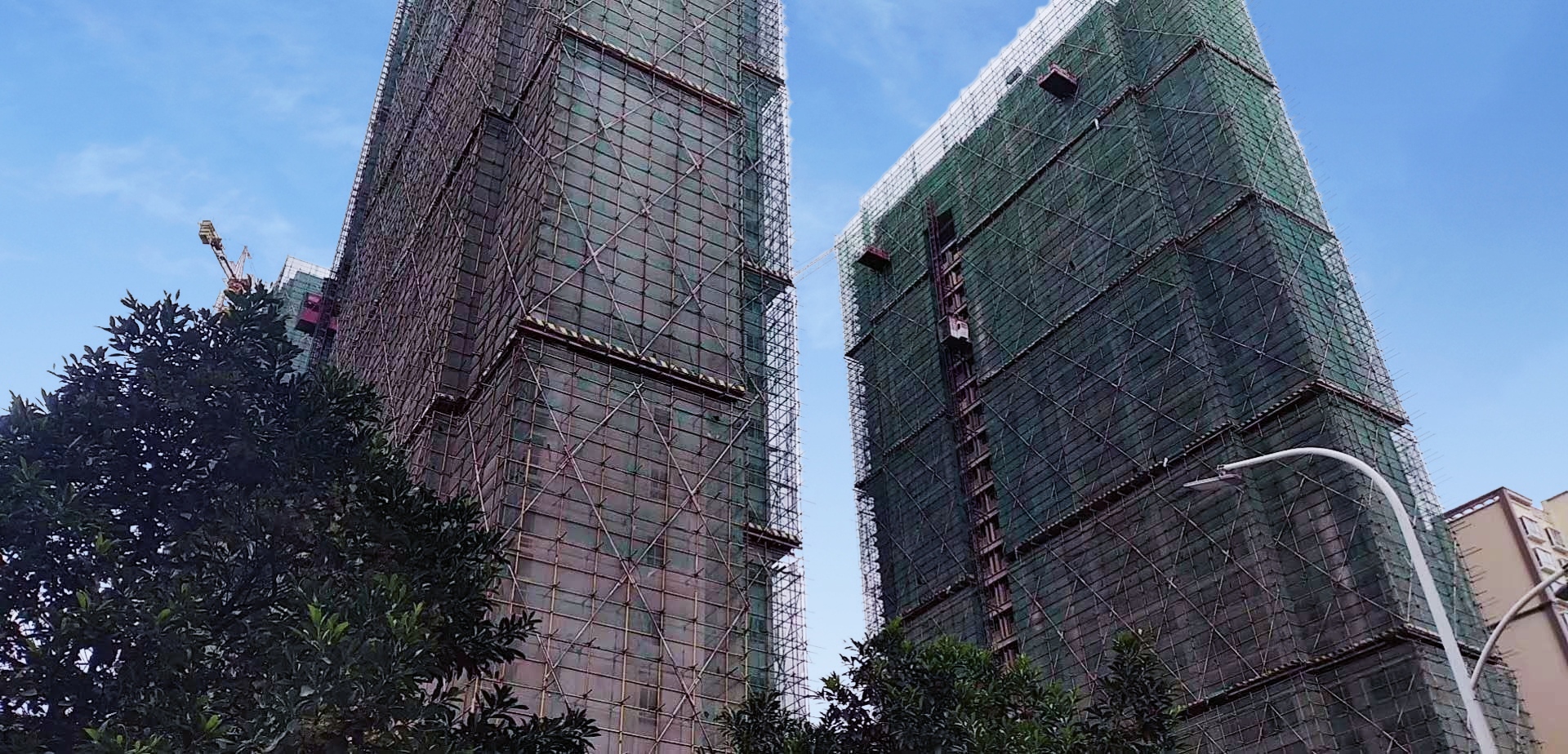 發(fā)霉舊外墻能用仿石漆翻新嗎？華喆給你答案！